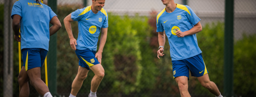 Escudo del FC Barcelona Recuperación tras el derbi Menos carga de trabajo para el once inicial, mientras el resto de la plantilla se ejercita en el césped de Tito Vilanova Primer Equipo Novedad publicada hace 1 hora