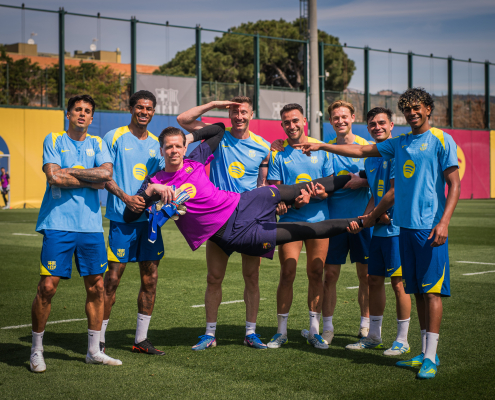 Escudo del FC Barcelona Vuelven a los entrenamientos con fiesta Tras un par de días de descanso, los blaugranas vuelven a entrenarse para el próximo encuentro entre semana de LaLiga ante el Celta de Vigo, que incluirá una celebración del cumpleaños de Tek Primer Equipo Noticia publicada hace 1 hora