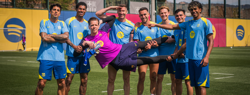 Escudo del FC Barcelona Vuelven a los entrenamientos con fiesta Tras un par de días de descanso, los blaugranas vuelven a entrenarse para el próximo encuentro entre semana de LaLiga ante el Celta de Vigo, que incluirá una celebración del cumpleaños de Tek Primer Equipo Noticia publicada hace 1 hora