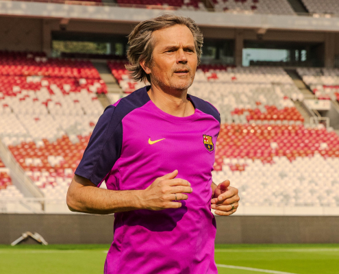 Escudo del club FC Barcelona 'La influencia de Frenkie de Jong es clave' Hablamos con Phillip Cocu, el jugador que comparte junto a Frenkie de Jong el récord de jugador holandés con más partidos en el Barça, sobre el papel del actual centrocampista en la plantilla del primer equipo Novedad publicada hace 1 hora