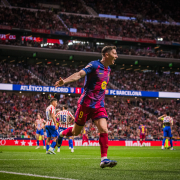 label.aria.barcelonabadge Atlético - Barça 1-2: siete puntos de ventaja El último gol de Lewandowski deja a los catalanes con siete puntos de ventaja en la cima de la tabla después de que el Real Madrid fuera derrotado más temprano ese mismo día Primer equipo label.aria.clock Hace 19 minutos