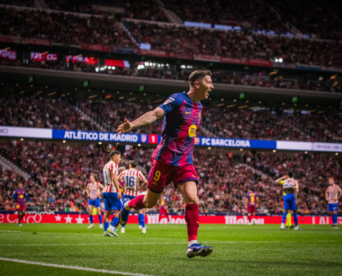 label.aria.barcelonabadge Atlético - Barça 1-2: siete puntos de ventaja El último gol de Lewandowski deja a los catalanes con siete puntos de ventaja en la cima de la tabla después de que el Real Madrid fuera derrotado más temprano ese mismo día Primer equipo label.aria.clock Hace 19 minutos
