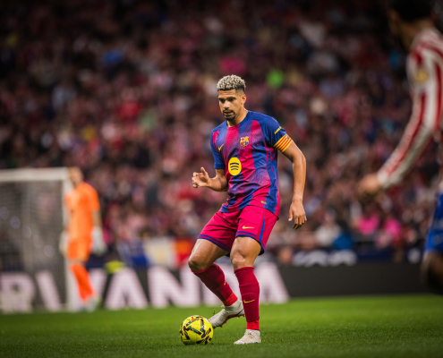 label.aria.barcelonabadge Las actualizaciones médicas de Bernal y Araujo estarán disponibles para el partido del miércoles contra el Atlético de Madrid, mientras que el centrocampista sufre un esguince en el tobillo izquierdo Primer Equipo label.aria.clock hace 1 hora