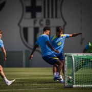 label.aria.barcelonabadge Sesión final antes de los cuartos de final de la Liga de Campeones La plantilla del primer equipo del FC Barcelona se entrena antes del partido de ida contra el Atlético de Madrid en el Spotify Camp Nou Primer equipo label.aria.clock Hace 1 hora