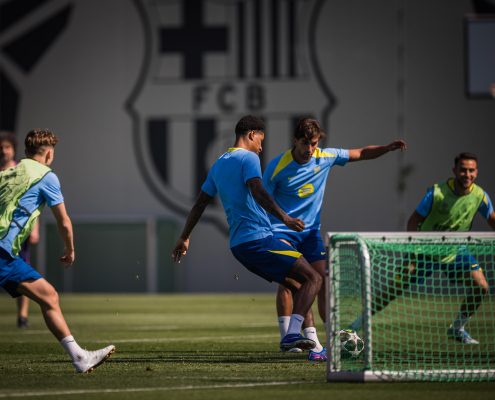 label.aria.barcelonabadge Sesión final antes de los cuartos de final de la Liga de Campeones La plantilla del primer equipo del FC Barcelona se entrena antes del partido de ida contra el Atlético de Madrid en el Spotify Camp Nou Primer equipo label.aria.clock Hace 1 hora