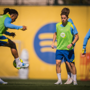 label.aria.barcelonabadge Último entrenamiento antes de poner rumbo a Madrid El equipo de Hansi Flick se ejercitó por última vez en la Ciutat Esportiva de cara al partido del sábado ante el Atlético en el primer equipo de LaLiga label.aria.clock Hace 3 horas