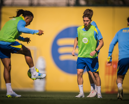 label.aria.barcelonabadge Último entrenamiento antes de poner rumbo a Madrid El equipo de Hansi Flick se ejercitó por última vez en la Ciutat Esportiva de cara al partido del sábado ante el Atlético en el primer equipo de LaLiga label.aria.clock Hace 3 horas