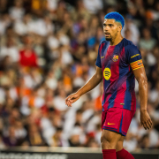 FC. Barcelona: Escudo del FC Barcelona Araujo rumbo al Mundial Escudo del FC Barcelona Araujo rumbo al Mundial Marcelo Bielsa nombra al defensa entre sus jugadores del primer equipo norteamericano Fecha de publicación Hace 1 hora