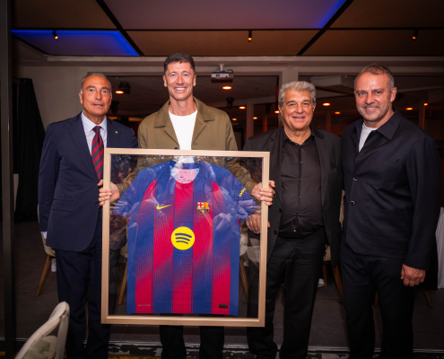 Escudo del FC Barcelona Cena de celebración del primer equipo Plantilla, cuerpo técnico y Junta Directiva compartieron una velada previa al último partido de la temporada contra el primer equipo del Valencia Fecha de publicación Hace 1 hora
