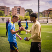 FC. Barcelona: Escudo del FC Barcelona El estímulo del Clásico Escudo del FC Barcelona El estímulo del Clásico por parte de Lamine Yamal La estrella lesionada pasa a visitar al equipo en el entrenamiento de cara al gran partido contra el Real Madrid de este fin de semana Primer Equipo Fecha de publicación Hace 35 Minutos