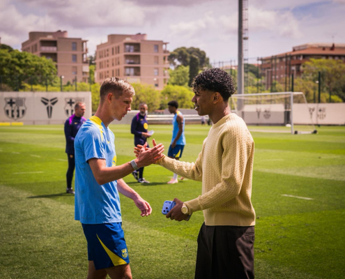 Escudo del FC Barcelona El estímulo del Clásico por parte de Lamine Yamal La estrella lesionada pasa a visitar al equipo en el entrenamiento de cara al gran partido contra el Real Madrid de este fin de semana Primer Equipo Fecha de publicación Hace 35 Minutos