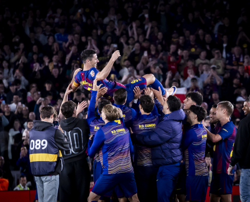 Escudo del FC Barcelona Emotivo adiós El delantero polaco, con el brazalete de capitán, vivió un emotivo último partido en casa y recibió un cálido homenaje de la afición Primer Equipo Fecha de publicación Hace 2 horas