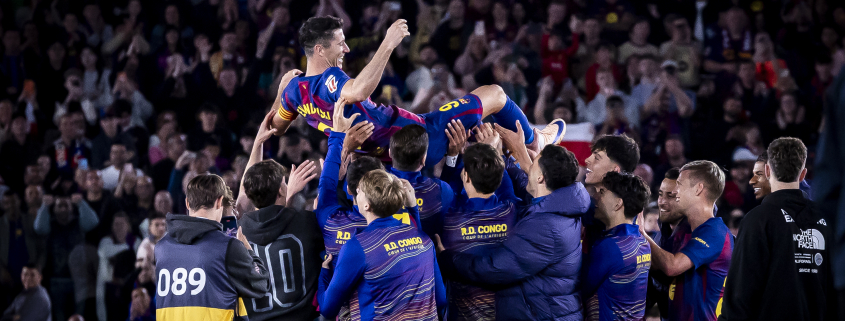 Escudo del FC Barcelona Emotivo adiós El delantero polaco, con el brazalete de capitán, vivió un emotivo último partido en casa y recibió un cálido homenaje de la afición Primer Equipo Fecha de publicación Hace 2 horas