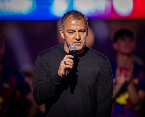 Escudo del FC Barcelona 'Estoy muy agradecido por todo el apoyo' El técnico azulgrana, en un día emotivo para el alemán, reacciona ante el título liguero junto a Raphinha Primer Equipo Fecha de publicación Hace 29 Min.