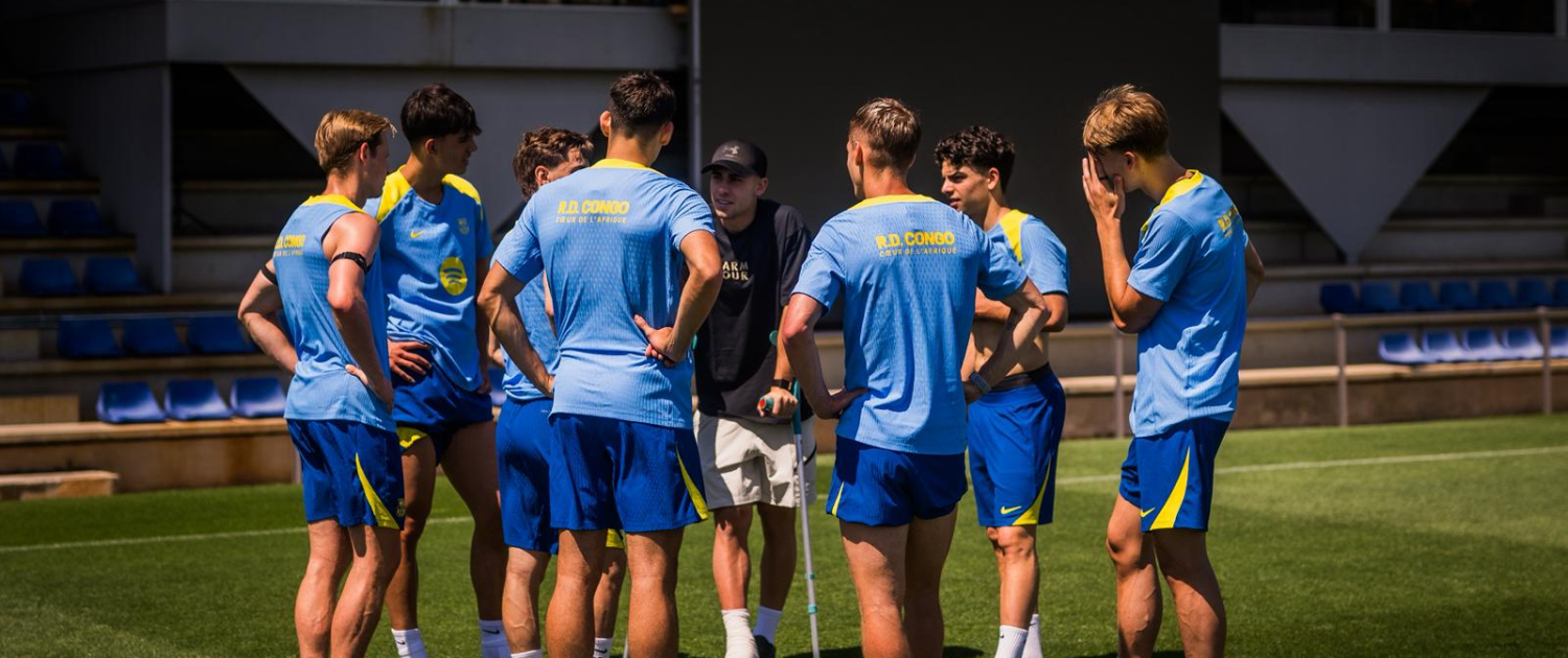 Escudo del FC Barcelona Fermín visita el entrenamiento El centrocampista blaugrana recibe el apoyo de sus compañeros tras el entrenamiento tras su reciente lesión mientras jugaba contra el primer equipo del Betis Fecha de publicación Hace 20 Minutos