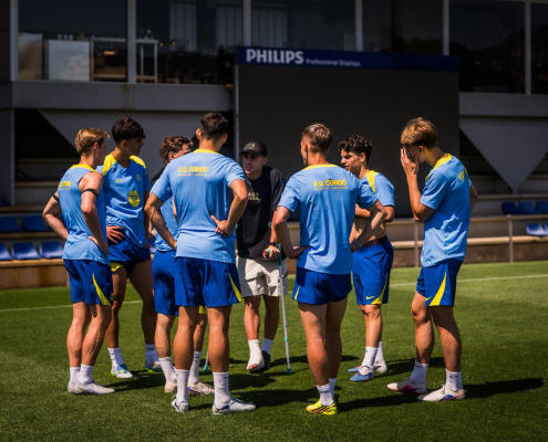 Escudo del FC Barcelona Fermín visita el entrenamiento El centrocampista blaugrana recibe el apoyo de sus compañeros tras el entrenamiento tras su reciente lesión mientras jugaba contra el primer equipo del Betis Fecha de publicación Hace 20 Minutos