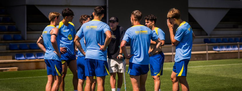 Escudo del FC Barcelona Fermín visita el entrenamiento El centrocampista blaugrana recibe el apoyo de sus compañeros tras el entrenamiento tras su reciente lesión mientras jugaba contra el primer equipo del Betis Fecha de publicación Hace 20 Minutos