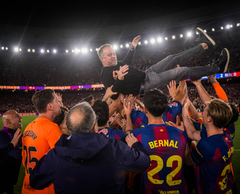Escudo del FC Barcelona Hansi Flick consigue dos títulos ligueros de dos El técnico alemán del Barça lidera a su equipo hacia la segunda liga consecutiva y se une al selecto grupo de técnicos blaugrana Primer equipo Fecha de publicación Hace 56 minutos