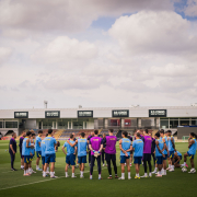 Escudo del FC Barcelona La cuenta atrás continúa Los blaugranas continúan preparando el Clásico con un nuevo entrenamiento en el primer equipo de la Ciutat Esportiva Fecha de publicación Hace 1 hora