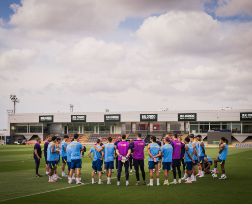Escudo del FC Barcelona La cuenta atrás continúa Los blaugranas continúan preparando el Clásico con un nuevo entrenamiento en el primer equipo de la Ciutat Esportiva Fecha de publicación Hace 1 hora
