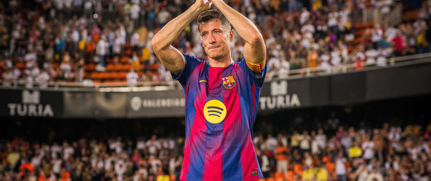 Escudo del FC Barcelona Lewandowski se despide del polaco con 120 goles con una gran goleada en el estadio de Mestalla para redondear sus cuatro años en el primer equipo blaugrana Fecha de publicación Hace 57 minutos