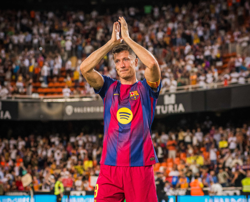 Escudo del FC Barcelona Lewandowski se despide del polaco con 120 goles con una gran goleada en el estadio de Mestalla para redondear sus cuatro años en el primer equipo blaugrana Fecha de publicación Hace 57 minutos