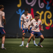 Escudo del FC Barcelona Los campeones de Liga vuelven a los entrenamientos Tras la celebración del título de Liga, el equipo de Hansi Flick vuelve al trabajo en el primer equipo de la Ciutat Esportiva Fecha de publicación Hace 23 Minutos