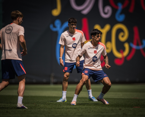 Escudo del FC Barcelona Los campeones de Liga vuelven a los entrenamientos Tras la celebración del título de Liga, el equipo de Hansi Flick vuelve al trabajo en el primer equipo de la Ciutat Esportiva Fecha de publicación Hace 23 Minutos