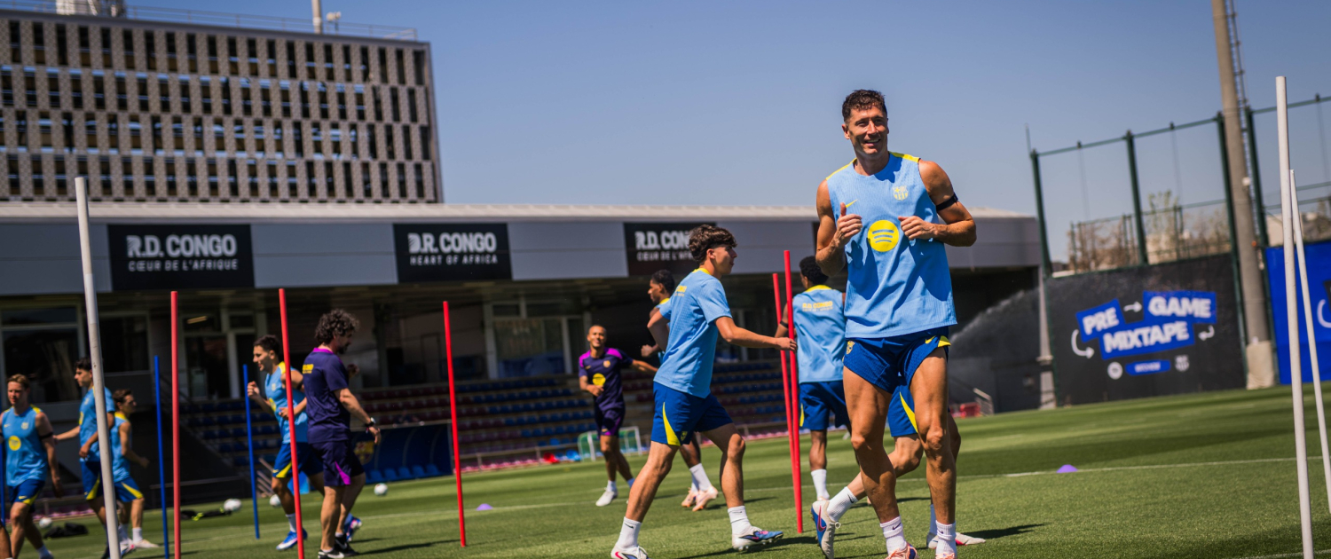 Escudo del FC Barcelona Más entrenamientos de cara al último partido A dos días de visitar Mestalla, el equipo se reúne de nuevo en el primer equipo de la Ciutat Esportiva Fecha de publicación Hace 20 Minutos