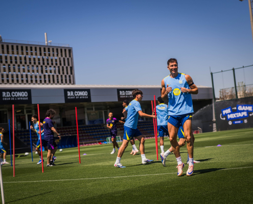 Escudo del FC Barcelona Más entrenamientos de cara al último partido A dos días de visitar Mestalla, el equipo se reúne de nuevo en el primer equipo de la Ciutat Esportiva Fecha de publicación Hace 20 Minutos