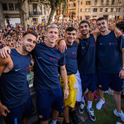 Escudo del FC Barcelona Ocho blaugranas irán al Mundial con España Lamine Yamal, Cubarsí, Ferran, Olmo, Pedri, Gavi, Joan García y Eric García, todos listos para estar en el Mundial con la primera selección española Fecha publicada hace 1 hora