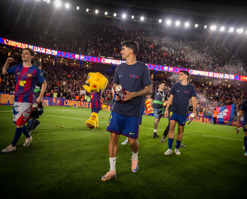 Escudo del FC Barcelona Otro más en la lista de Cancelo El título liguero con el Barça otorga al defensa portugués un título de Liga que acompaña a sus medallas en la Serie A, la Bundesliga y el primer equipo de la Premier League Fecha de publicación Hace 14 horas