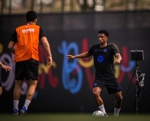 Escudo del FC Barcelona Último entrenamiento antes del viaje a Pamplona La plantilla prueba por última vez antes de partir el sábado por la mañana hacia la comunidad autónoma de Navarra Primer Equipo Fecha de publicación Hace 35 Minutos