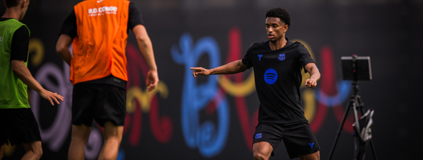 Escudo del FC Barcelona Último entrenamiento antes del viaje a Pamplona La plantilla prueba por última vez antes de partir el sábado por la mañana hacia la comunidad autónoma de Navarra Primer Equipo Fecha de publicación Hace 35 Minutos