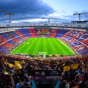 FC. Barcelona: Escudo del club FC Barcelona Espectacular mosaico e Escudo del club FC Barcelona Espectacular mosaico e himno a capella Antes del partido en Spotify el Camp Nou cuenta con una gigantesca FORÇA BARÇA mientras el público canta la canción del club al unísono Primer equipo Fecha de publicación Hace 47 minutos