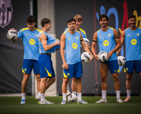 Escudo del club FC Barcelona La plantilla para el Clásico Hansi Flick nombra a los jugadores que podrá convocar para el gran partido contra el primer equipo del Real Madrid Fecha de publicación Hace 1 hora