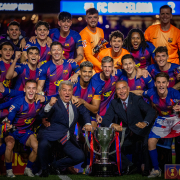Escudo del club FC Barcelona Memorable celebración en el campo del título de liga Jugadores y cuerpo técnico celebran el trofeo en un Spotify Camp Nou abarrotado Primer equipo Fecha de publicación Hace 2 horas