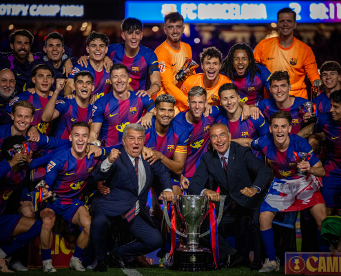 Escudo del club FC Barcelona Memorable celebración en el campo del título de liga Jugadores y cuerpo técnico celebran el trofeo en un Spotify Camp Nou abarrotado Primer equipo Fecha de publicación Hace 2 horas