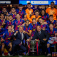 Escudo del club FC Barcelona Memorable celebración en el campo del título de liga Jugadores y cuerpo técnico celebran el trofeo en un Spotify Camp Nou abarrotado Primer equipo Fecha de publicación Hace 2 horas