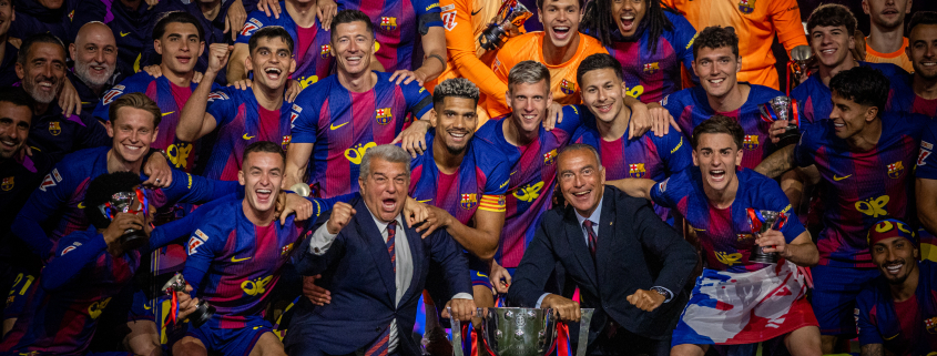 Escudo del club FC Barcelona Memorable celebración en el campo del título de liga Jugadores y cuerpo técnico celebran el trofeo en un Spotify Camp Nou abarrotado Primer equipo Fecha de publicación Hace 2 horas