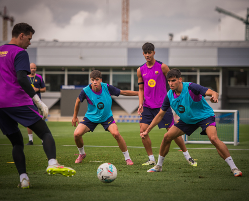 Escudo del FC Barcelona La pretemporada comenzará el 13 de julio El equipo de Hansi Flick compaginará los entrenamientos en la Ciutat Esportiva con un stage en el St. George's Park de Inglaterra del 27 de julio al 3 de agosto Primer Equipo Fecha de publicación Hace 51 Mins