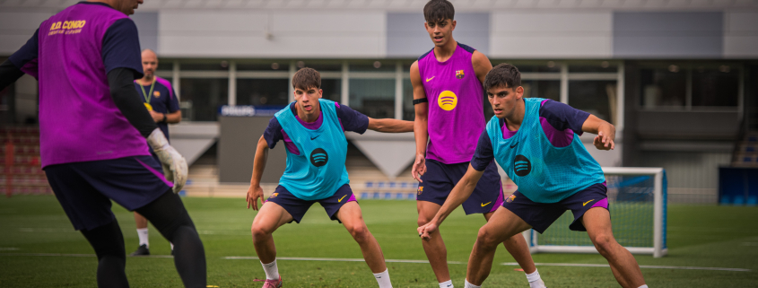 Escudo del FC Barcelona La pretemporada comenzará el 13 de julio El equipo de Hansi Flick compaginará los entrenamientos en la Ciutat Esportiva con un stage en el St. George's Park de Inglaterra del 27 de julio al 3 de agosto Primer Equipo Fecha de publicación Hace 51 Mins