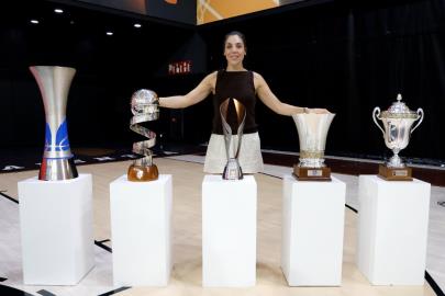 Valencia Basket se despide de Cristina Ouviña en un emotivo acto