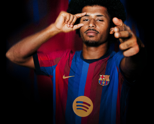 Escudo del FC Barcelona Adeyemi, segundo fichaje El delantero muniqués llega procedente del Borussia Dortmund y se reencuentra con Hansi Flick, que le hizo debutar con la selección alemana Primera plantilla Fecha de publicación Hace 10 horas