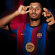 Escudo del FC Barcelona Adeyemi, segundo fichaje El delantero muniqués llega procedente del Borussia Dortmund y se reencuentra con Hansi Flick, que le hizo debutar con la selección alemana Primera plantilla Fecha de publicación Hace 10 horas