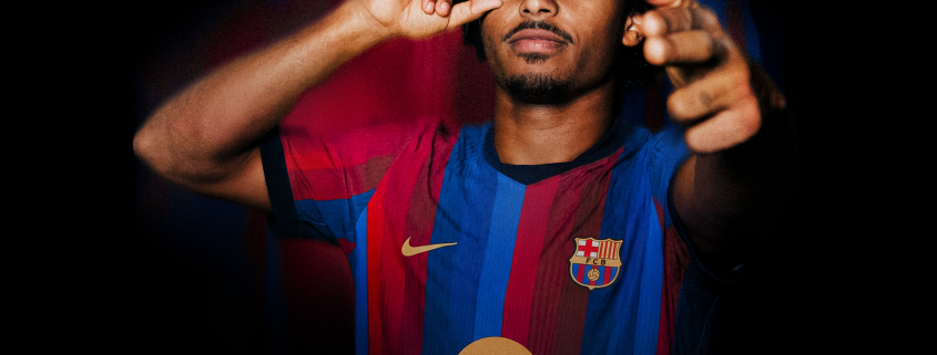 Escudo del FC Barcelona Adeyemi, segundo fichaje El delantero muniqués llega procedente del Borussia Dortmund y se reencuentra con Hansi Flick, que le hizo debutar con la selección alemana Primera plantilla Fecha de publicación Hace 10 horas