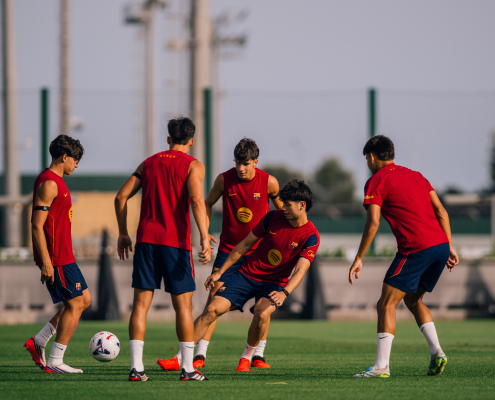 Escudo del FC Barcelona Doble entrenamiento el miércoles Hansi Flick y su plantilla entrenan tanto el miércoles por la mañana como por la tarde en el primer equipo de la Ciutat Esportiva Fecha de publicación Hace 55 Mins