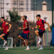 Escudo del FC Barcelona El FC Barcelona inicia la segunda semana de pretemporada El equipo de Hansi Flick realizará este lunes una doble sesión en el primer equipo de la Ciutat Esportiva Fecha de publicación Hace 1 hora