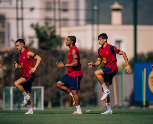 Escudo del FC Barcelona El FC Barcelona inicia la segunda semana de pretemporada El equipo de Hansi Flick realizará este lunes una doble sesión en el primer equipo de la Ciutat Esportiva Fecha de publicación Hace 1 hora