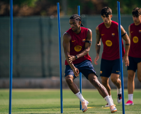 Escudo del FC Barcelona El trabajo continúa en la Ciutat Esportiva El equipo de Hansi Flick se ejercita por primera vez el viernes Primer Equipo Fecha de publicación Hace 2 horas